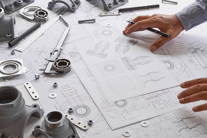 CAD-Konstruktion, CAD-Planung, Mitarbeiter überprüft Teile