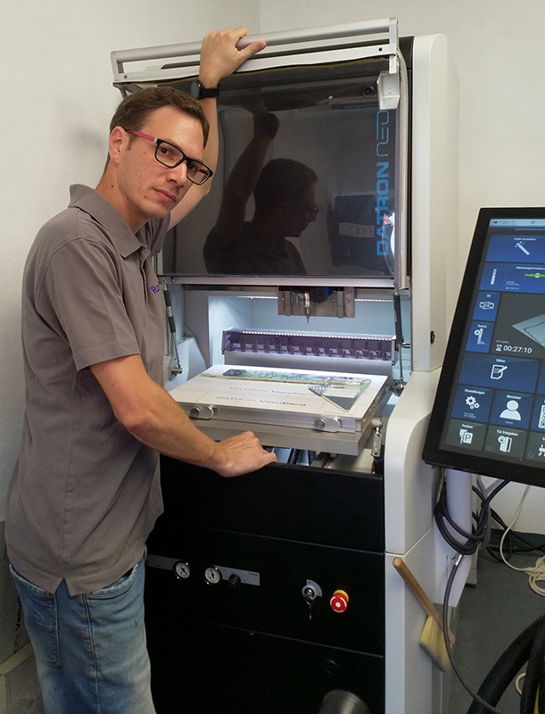 Lohnfertigung in der Steiermark, Firma RoTronik, Hr. Roland Jaindl mit CNC-Fräsmaschine, Aufnahme in der Werkstatt